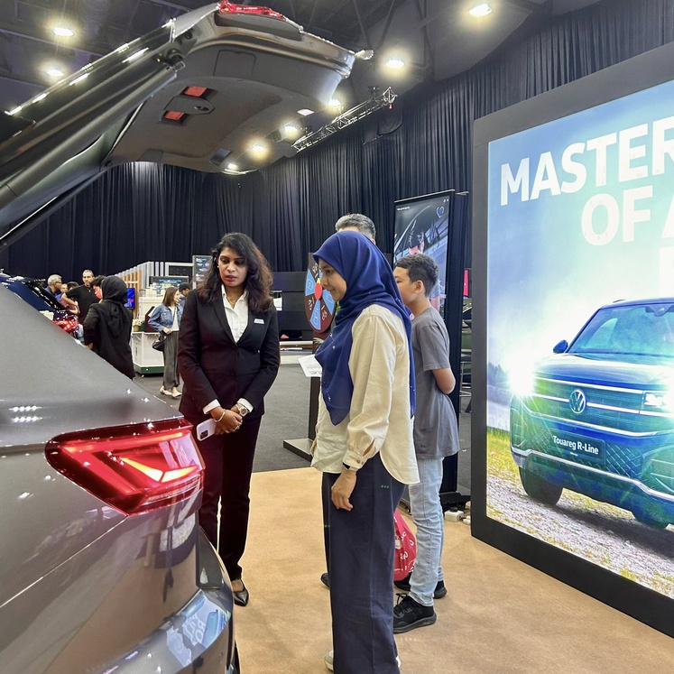 Sales Consultant with customer