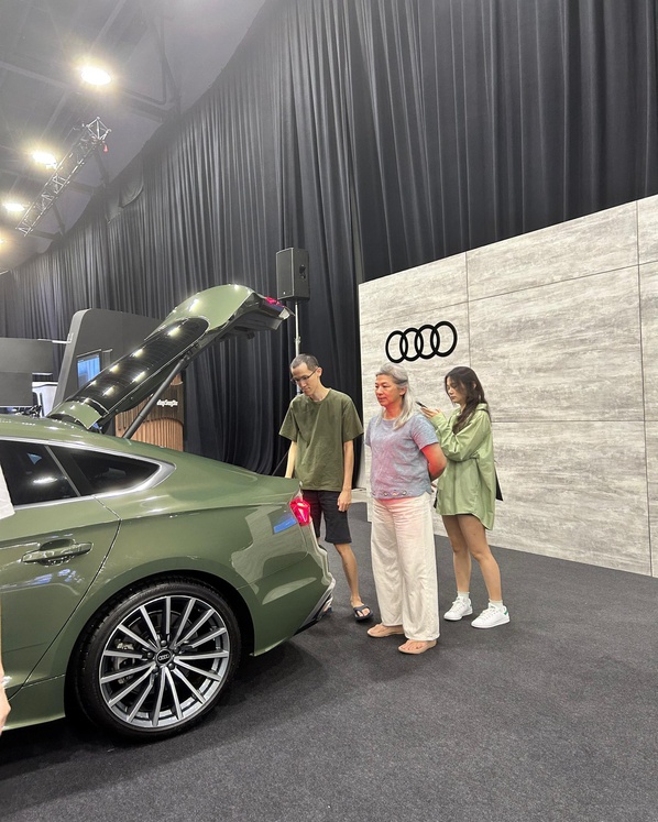 Customer looking at Audi A5 Sportback